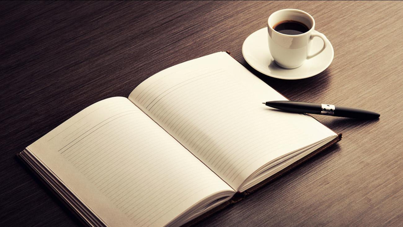 الفرق بين كتابة قصص الأطفال والرواية والسيناريو: تحليل شامل